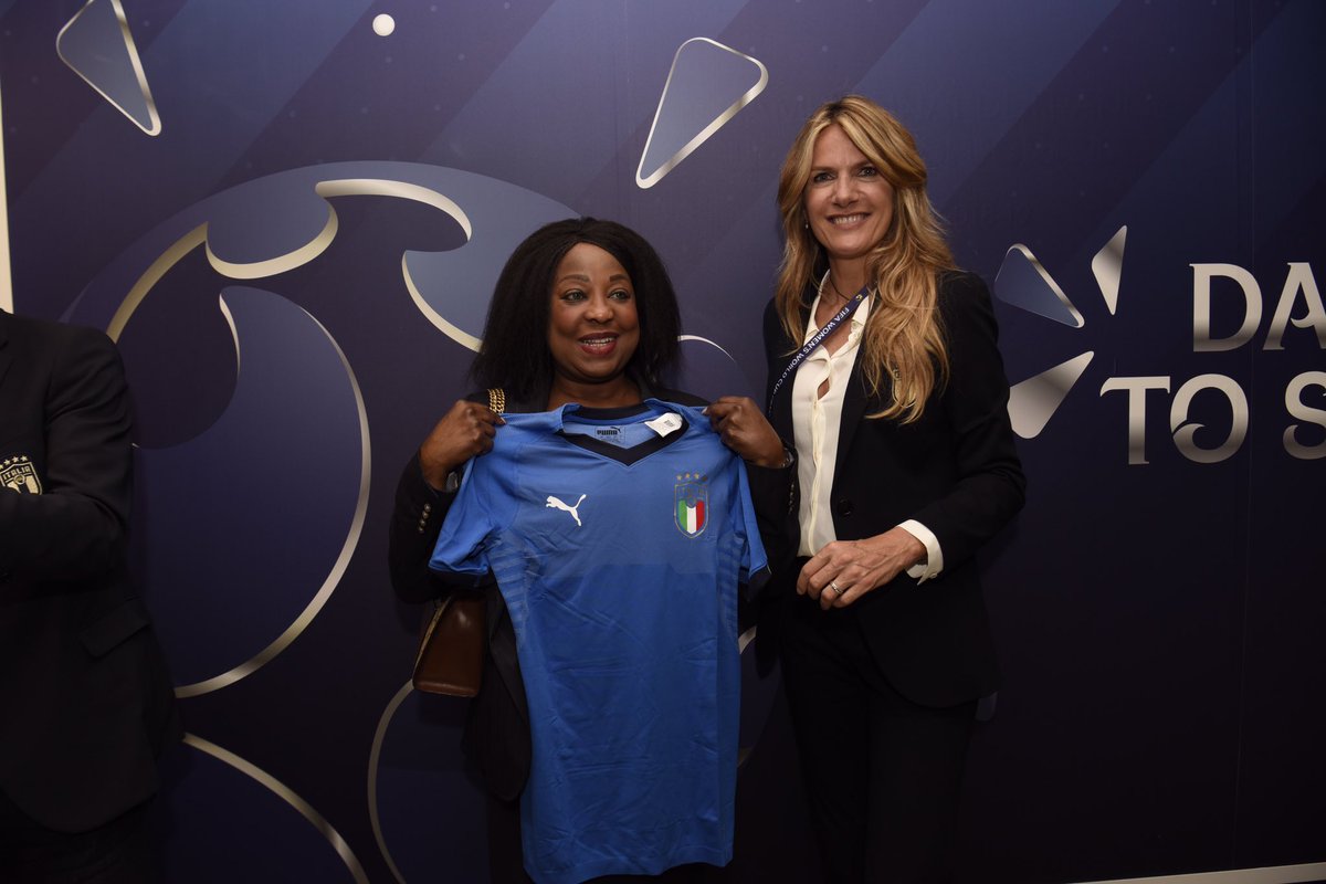 Felice di incontrare il capo della delegazione 🇮🇹 <a href="/FacchettiBarbar/">Barbara Facchetti</a> ed il Presidente della <a href="/FIGC/">FIGC</a> Gravina e di poter consegnare loro il gagliardetto <a href="/FIFAcom/">FIFA</a>. Un onore ricevere la maglia azzurra, grazie !