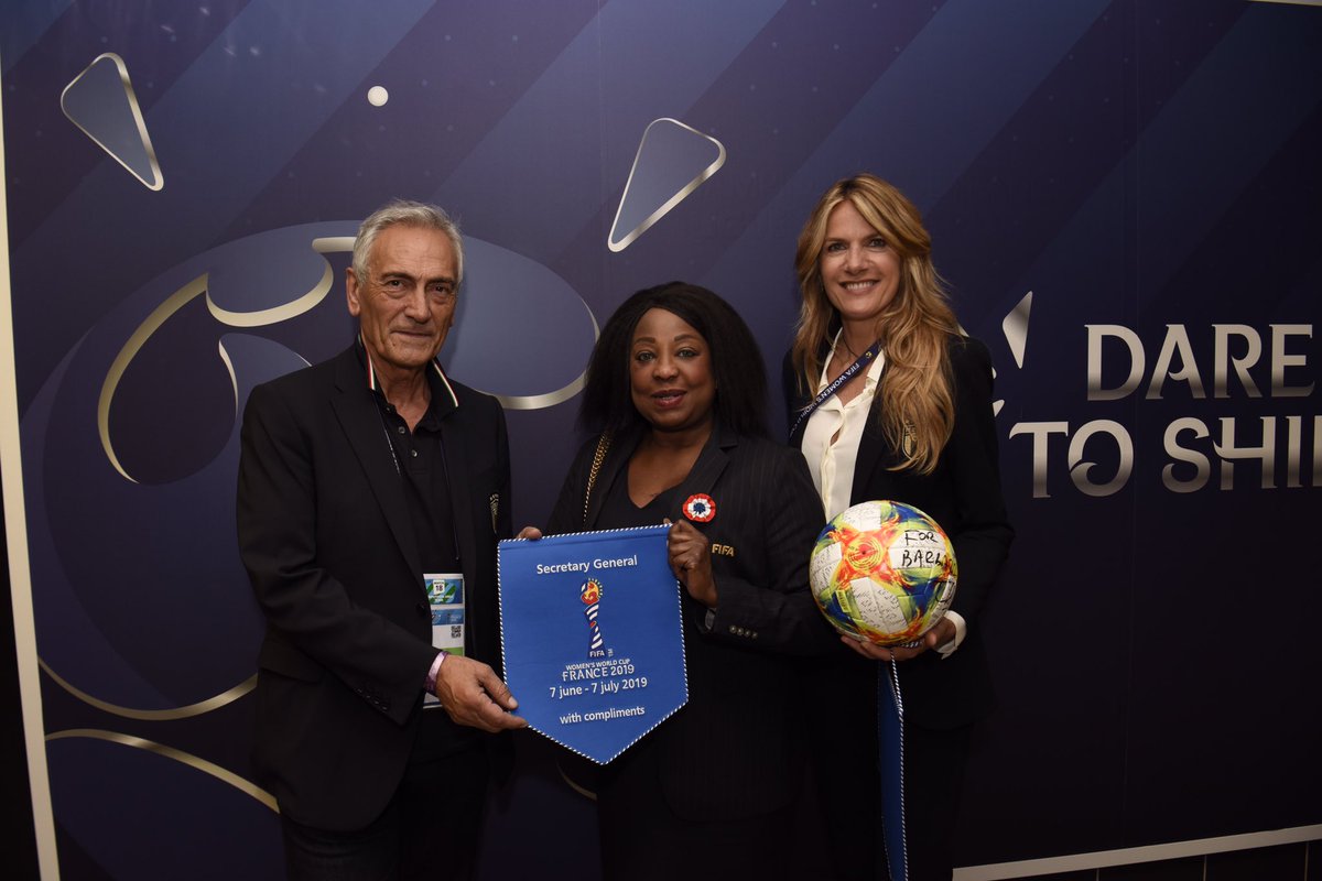 fatma_samoura's tweet photo. Felice di incontrare il capo della delegazione 🇮🇹 @FacchettiBarbar ed il Presidente della @FIGC Gravina e di poter consegnare loro il gagliardetto @FIFAcom. Un onore ricevere la maglia azzurra, grazie ! https://t.co/XhIOpudoNB