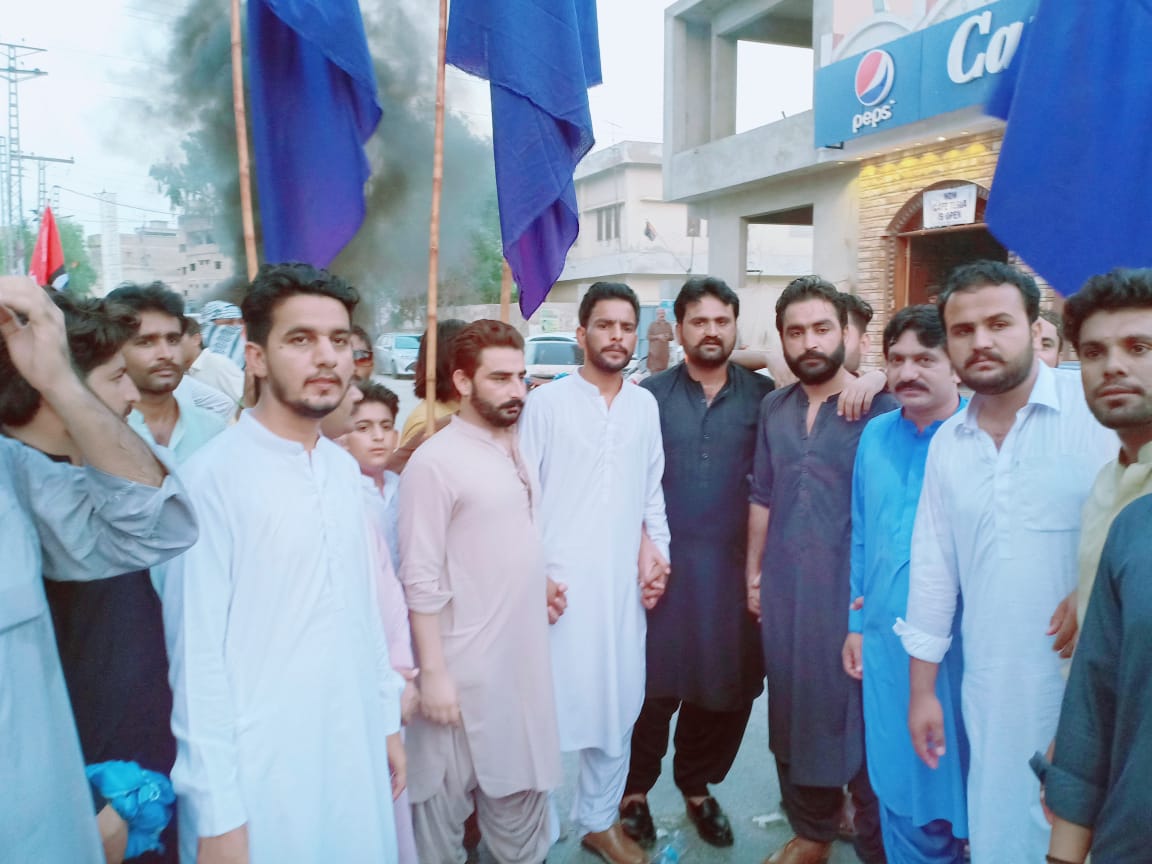 IshtiaqBrohi's tweet photo. Protest by PPP Distt:SBA and PSF Commndos togethered at N.Shah Press Club On the call of PSF Sindh Cabinet @psfmansoor, @murad_lala & @sheryarbhagat against fake NAB cases, illegal arrest of Adi @Mpafaryaltalpur by PTI Govt and NAB
#WeStandWithFaryalTalpur
#WeStandWithPPPLeaders https://t.co/zu4j5LNylT