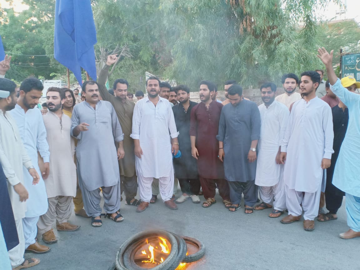 IshtiaqBrohi's tweet photo. Protest by PPP Distt:SBA and PSF Commndos togethered at N.Shah Press Club On the call of PSF Sindh Cabinet @psfmansoor, @murad_lala & @sheryarbhagat against fake NAB cases, illegal arrest of Adi @Mpafaryaltalpur by PTI Govt and NAB
#WeStandWithFaryalTalpur
#WeStandWithPPPLeaders https://t.co/zu4j5LNylT