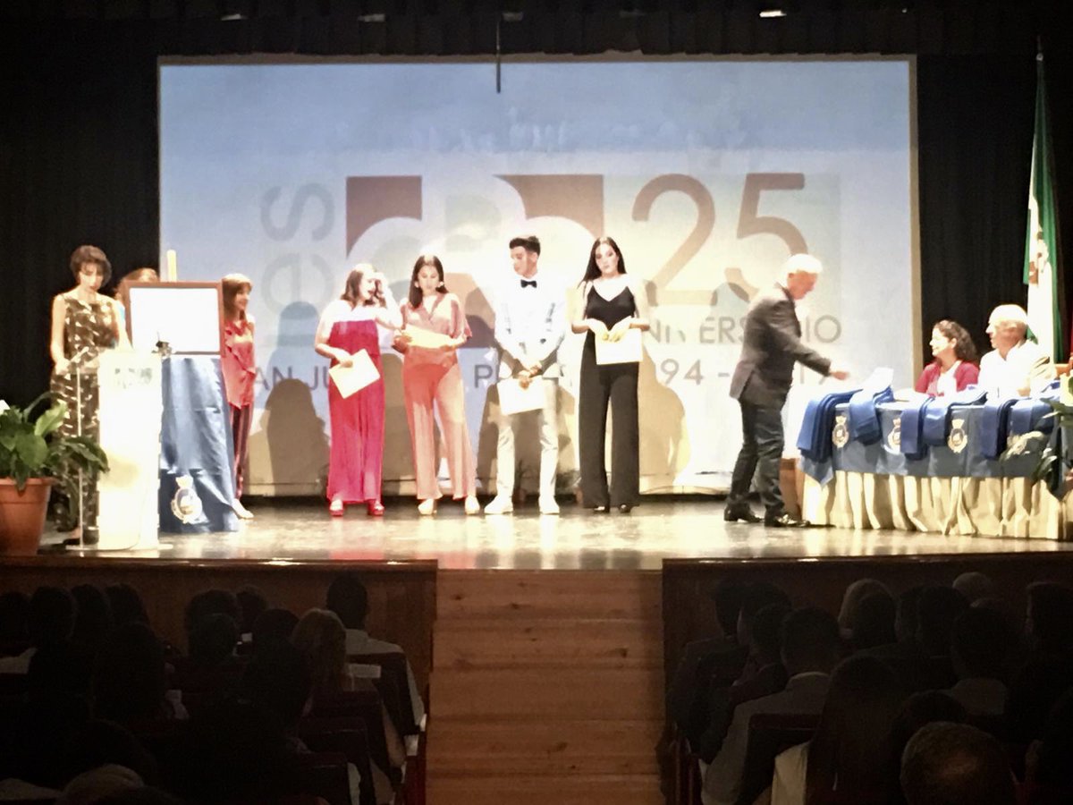 AytoSanJuan's tweet photo. #EDUCACIÓN 👨🏻‍🎓👩‍🎓 El alumnado de cuarto curso de Secundaria del @iesdre IES Diego Rodríguez de Estrada, celebra a esta hora, en el Teatro Municipal, el Acto de Graduación. Enhorabuena a tod@s! #SanJuanNavega⛵ https://t.co/I2TymBkPW7