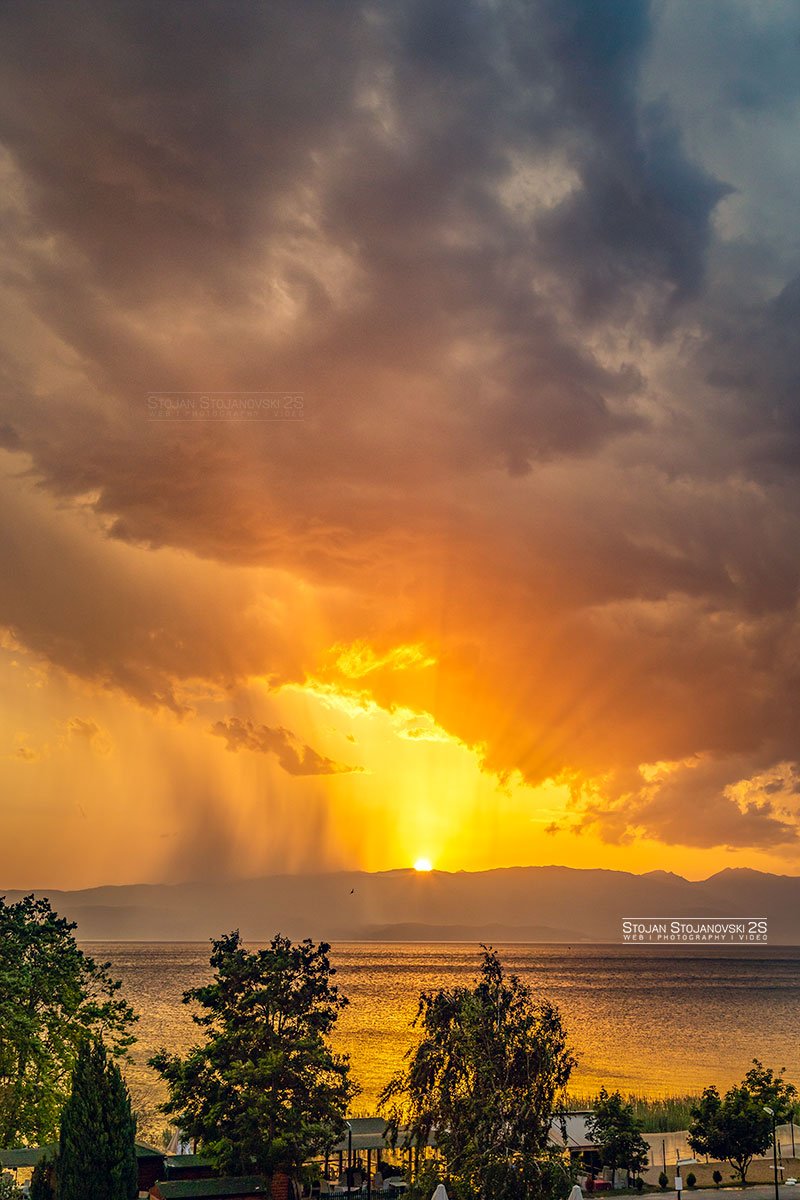 Stojan2s's tweet image. Денешна мешавина над Охридско Езеро, Сонце, Дожд и Бои 😊