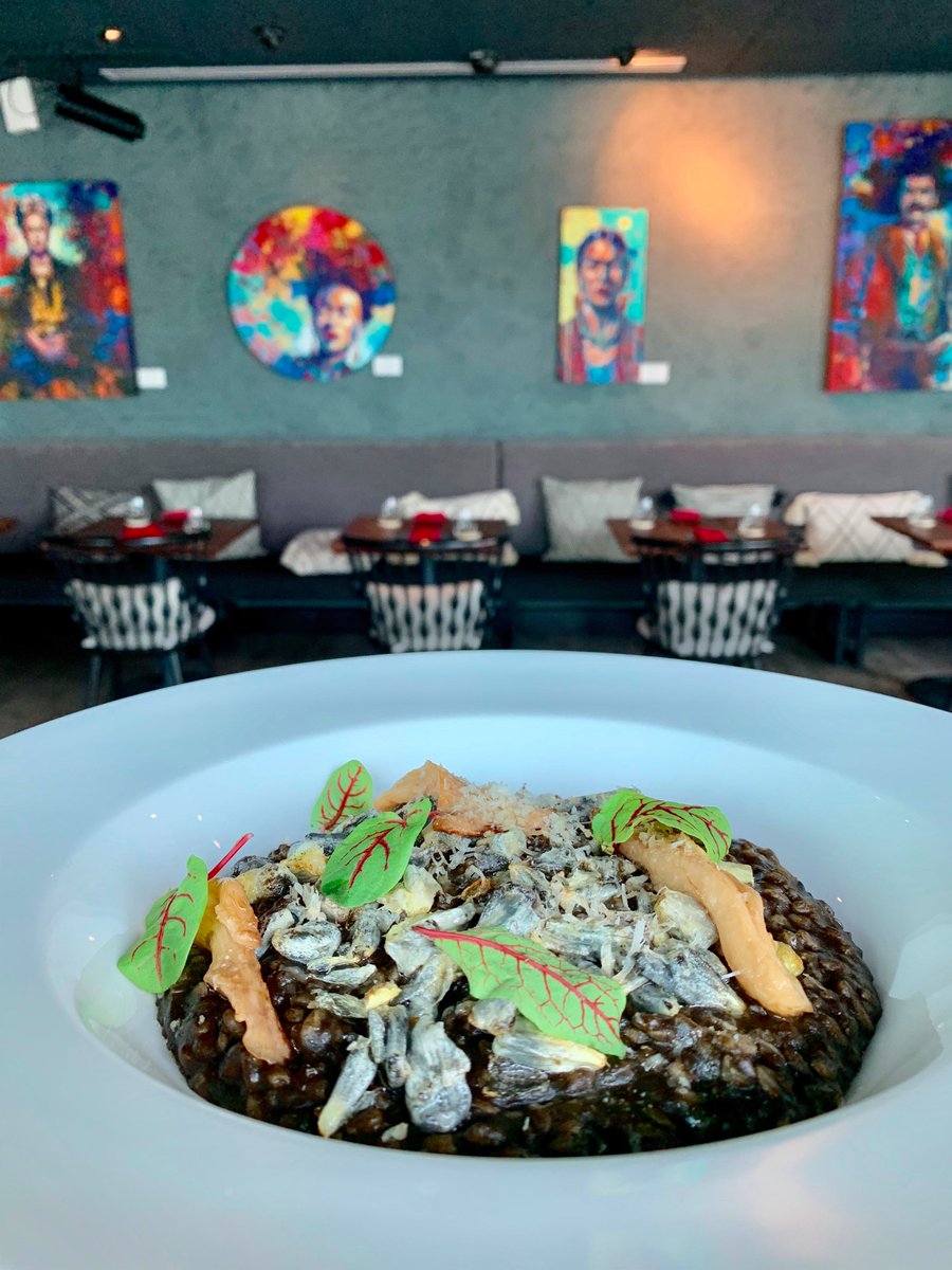 25DOS es el nuevo restaurante dentro del <a href="/WMexicoCity/">W Mexico City</a>, ofrece platillos mexicanos contemporáneos en un ambiente casual y moderno.

Sugiero probar:

Esquite negro 
Ensalada de metate con hummus 
Arroz negro con huitlacoche 

#FelizViernes #BuenFinDeSemana