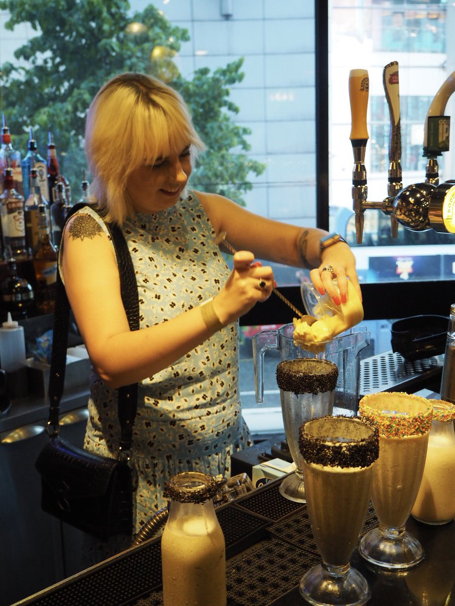 Fellow @WeBlogNorth-er @laurenelizamcr trying her hand at making one of @HardRockCafeMCR’s boozy milkshakes #BurgersandBeats