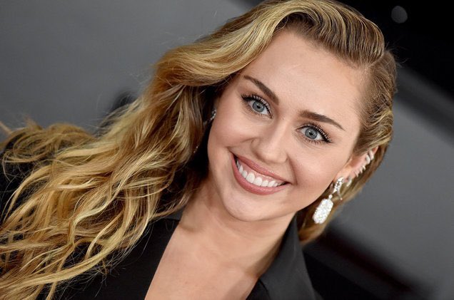 waitkev's tweet photo. wait ... does anyone find it weird that we’ve never seen Ashley O, Miley Cyrus, and Hannah Montana in the same room together https://t.co/hW11MpJKb6