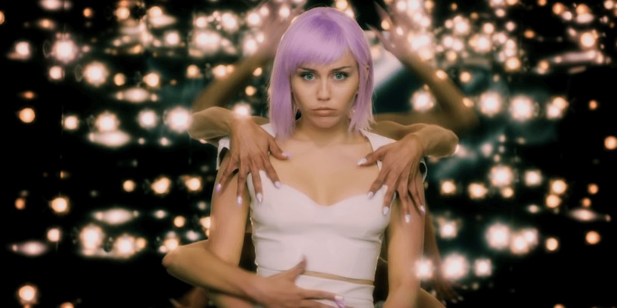 waitkev's tweet photo. wait ... does anyone find it weird that we’ve never seen Ashley O, Miley Cyrus, and Hannah Montana in the same room together https://t.co/hW11MpJKb6