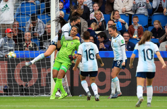 ¡LOCURA! Vanina Correa le atajó un impresionante penal a Nikita Parris y todas las jugadoras de la Selección Argentina fueron a felicitarla en el Mundial #FIFAWWC.
