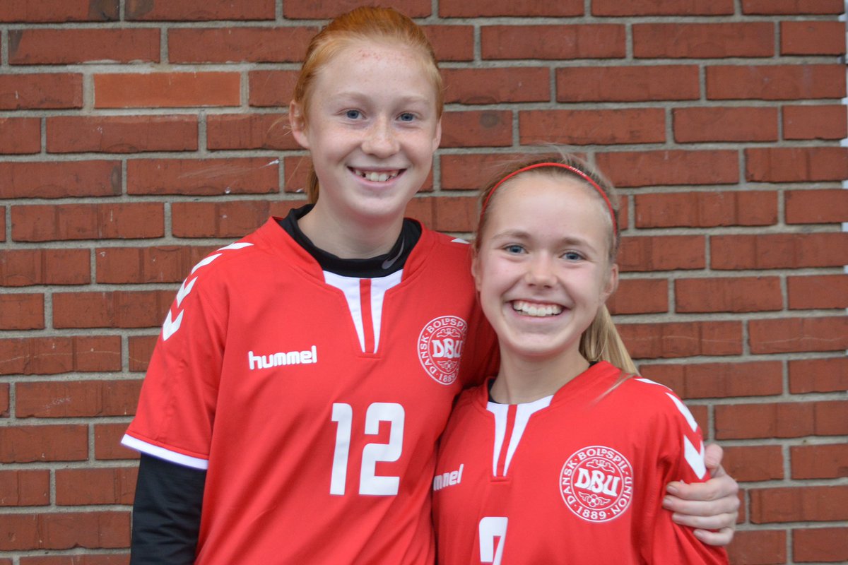 LysengPiger's tweet photo. Lysengs Anna Busck Neergaard-Thøgersen og Laura Sofie Kjærsgaard er begge videre til DBU for U15'erne efter sommerferien. Godt gået piger - stort tillykke til jer begge 🦊😄⚽️
#weplaystrong #lysengpiger2005 #fodbold #fodboldforpiger #iflyseng #lysengpiger #lysengU14 #voresLyseng https://t.co/lo2hbvxeHW