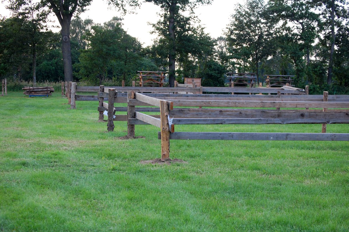 farmcountryfair's tweet photo. Wat is er de laatste dagen veel werk verzet! Grote ring opgezet en eerste paddocks voor de paarden staan er al. Na veel gepuzzel komt er weer een mooi geheel te staan waar alle paardenliefhebbers blij van zullen worden.#Farmcountryfair #21juni #22juni #23juni https://t.co/rnoWRb2HFT