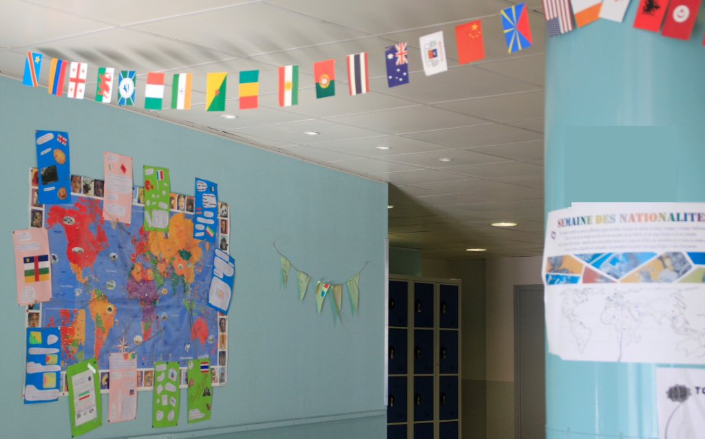 JeanZayNiort's tweet photo. Aujourd'hui s'est clôturée notre semaine multiculturelle. Échanges dans les classes, écriture de messages de #fraternité, photos de groupe et plantation d'un olivier. #vivreensemble #nosdifferencessontnotrerichesse #emc #cesc #niort https://t.co/ABQkvrhgdg