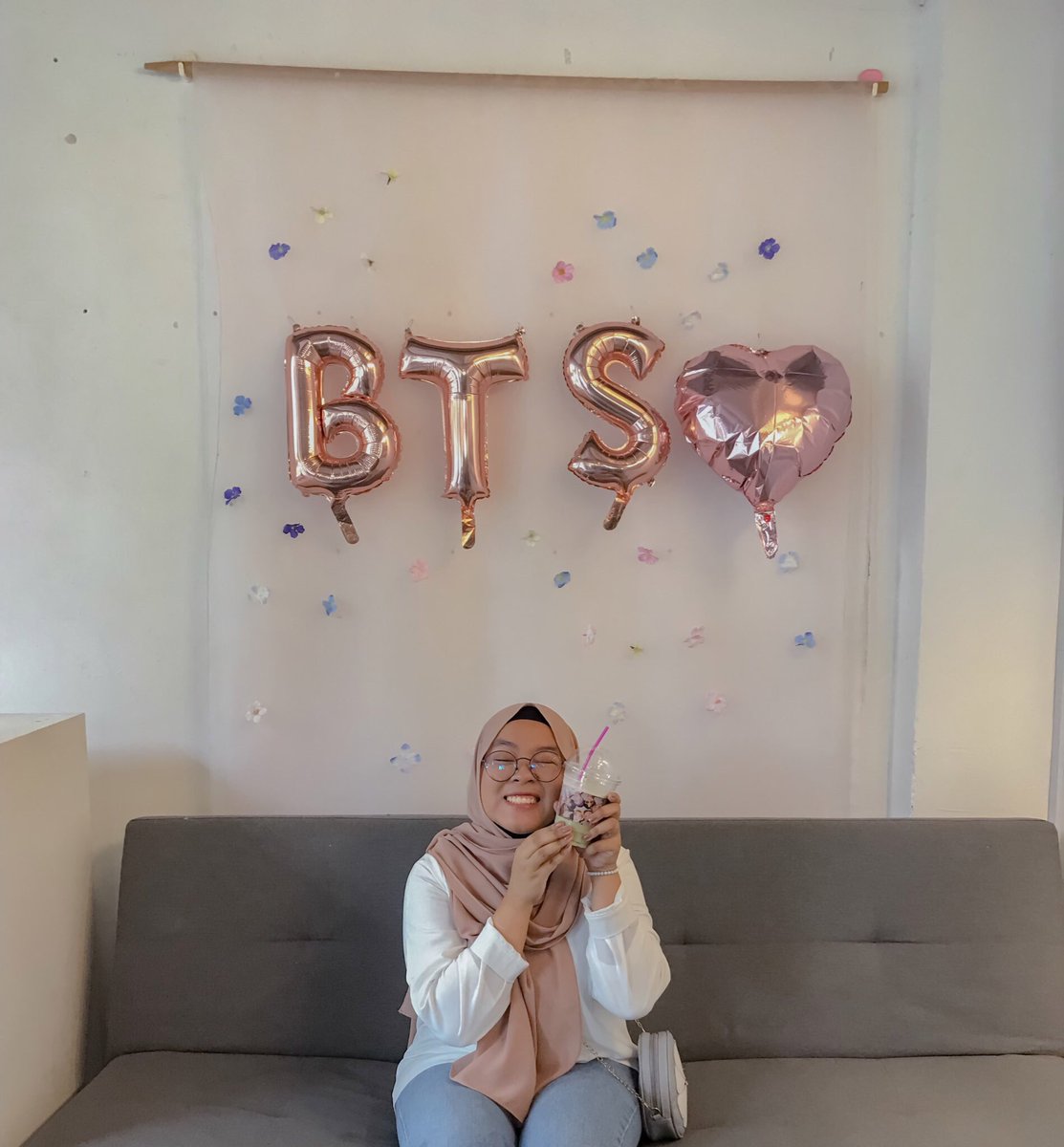 jyhclubs's tweet photo. special thanks to @BTSIXTHSG for the beautiful setup!! what a way to spend my friday 🥺💜

#BTSIXTH2019
#ETERNALYOUTHSG https://t.co/GSZQ2v8cKD