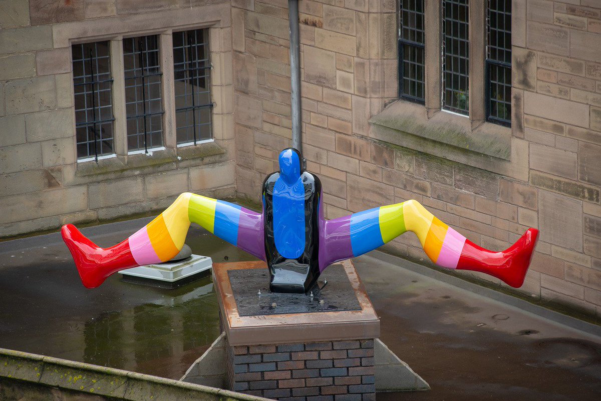 VisitLiverpool's tweet photo. 🤩💕 SPLIT DECISION 💕🤩
A striking new piece of public artwork has been unveiled on #TheLiverpoolPlinth ✨
📍 Liverpool Parish Church (St Nick's) @LiverpoolParish https://t.co/Cr3Balexp9