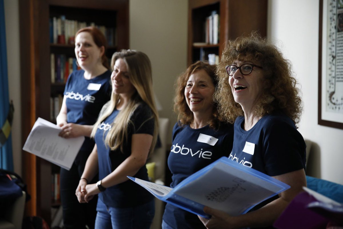 AbbVieFrance's tweet photo. #AbbVieGivesBack Donner du temps, c'est aussi donner de la voix 🎤🎵🎼. La chorale AbbVie en plein concert avec les résidents d'un #EHPAD #weekofpossibilities 
© @DureuilPhoto https://t.co/ZazVCOKCqC