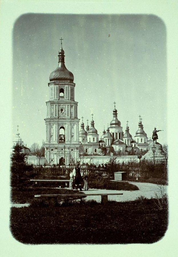 Киевские святыни из фотоальбома британского путешественника Дж. Гатри Уотсона, Софийский майдан. 1889 год.