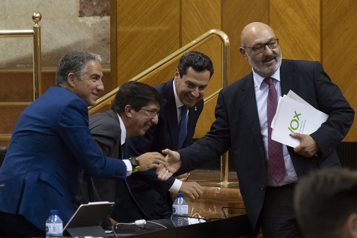 mujeriugranada's tweet photo. La foto de la vergüenza
@pacopuentesfoto capta el momento en el que PP y C's le hacen los honores a VºX
Aprueban presupuestos en #Andalucía a costa de las leyes de  #ViolenciaDeGénero, la #MemoriaHistórica contra los #DerechosHumanos https://t.co/Io3qMqwR8S