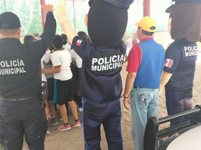 DSPMTorreon's tweet image. #Proximidad Junto al #PayasitoChache y las botargas #PolyPoly visitamos la escuela primaria, Juan Francisco Mancinas, ubicada en la colonia Joyas de Torreón. Prevención de Adicciones y la Violencia.  
🚨 Líneas de emergencia:
📱 871-409-4965 (WhatsApp)
#TorreónCiudadEnEquipo