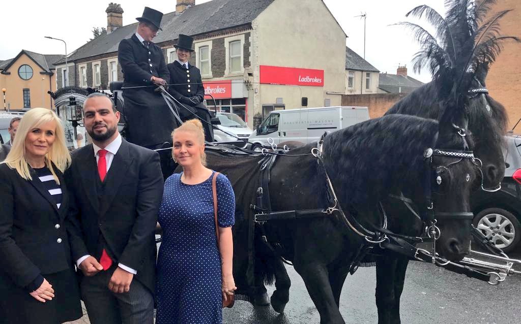 T/DS Melanie Deere with the founder of <a href="/WR_Funerals/">White Rose Funerals</a> Ahmed Alsisi, Becky Jones @2wishupon &amp; Senior Coroner Graham Hughes. A multi faceted approach to deliver excellent and bespoke services to bereaved families when they need help the most ^6083 🙏🏽 #familyliaison