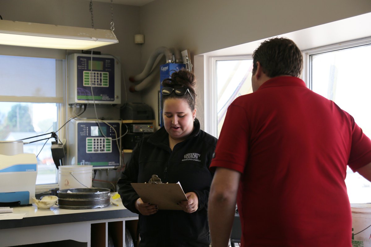 Central_ON_FS's tweet photo. @greatlakesgrain summer student Rachel D has a pretty big territory- from Beeton to Delhi to McGregor. She dropped by for a visit today in Ayr, meeting with grain originator Owen Roberts and the FSP team. #GreatLakesGrain #GLG #GrainElevators #studentsofoac https://t.co/ATopNP9OCT