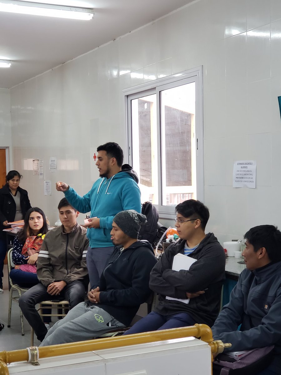 La carrera de fisica preparandose para el trabajo de campo en la localidad de Tonco = cachii con calefones solares bajo costo, deshidratadores y cocinas solares. Docentes, profesores de Tonco y alumnos. Por la buena enseñanza.