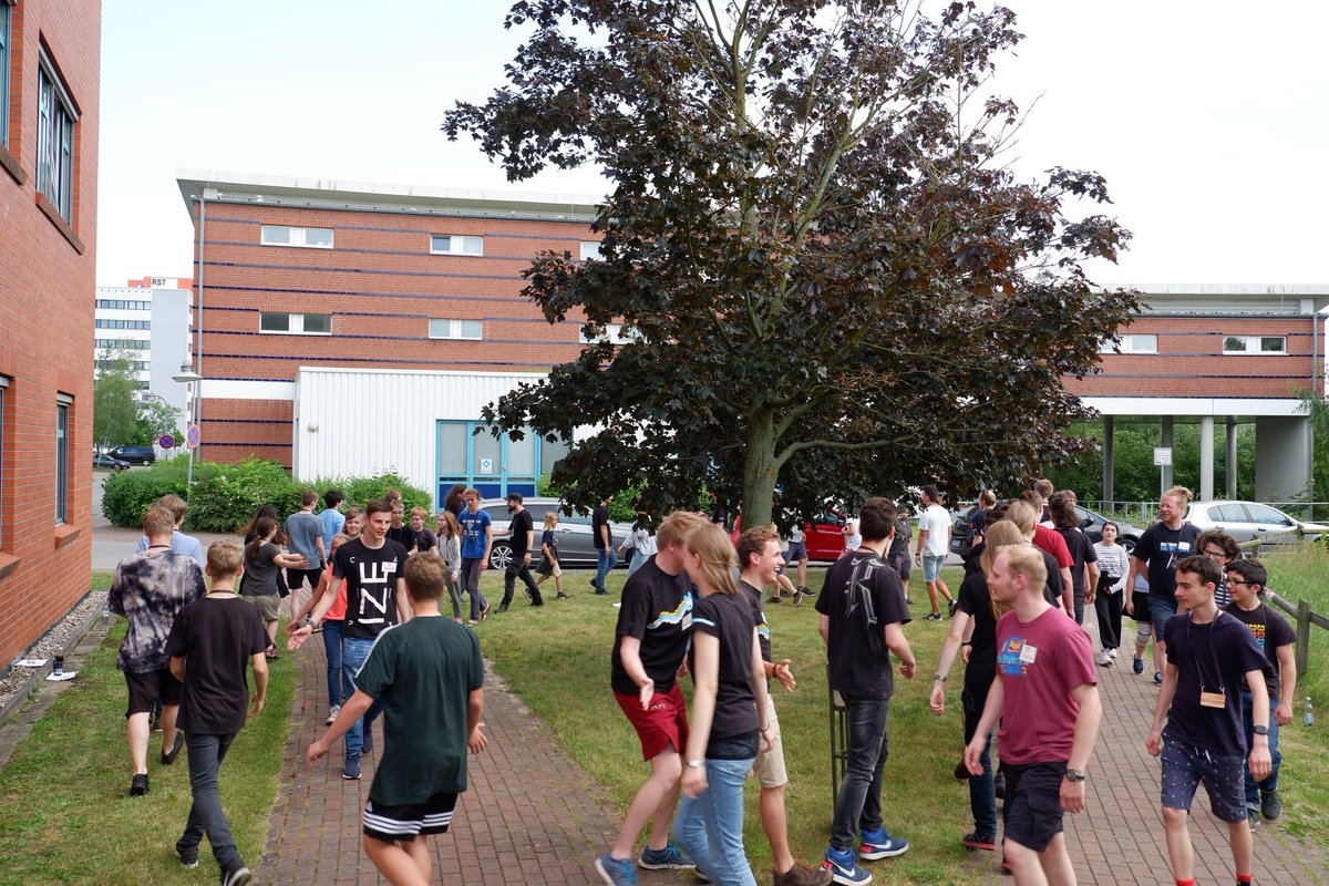 jugendhackt's tweet photo. Bei Möwengeschrei und wärmsten Wetter mit geht es mit dem zweiten #jugendhackt  in diesem Jahr los!

@jugend_hackt_mv  #jhmv #jhrostock #jhmv19 https://t.co/UWXdJUd8tg