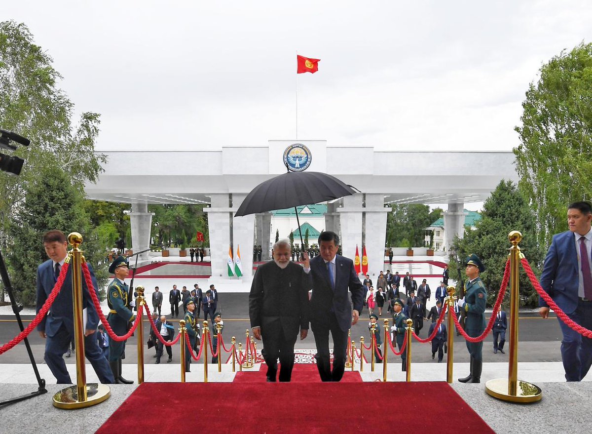 vinodmishra64's tweet image. Humble Gesture or #ModiGlobalPower   जो भी  है  दम है