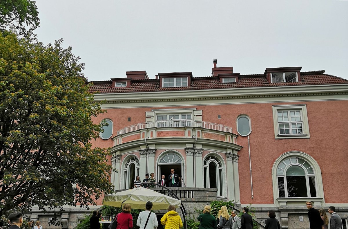jenniisola's tweet photo. H. E. Ambassador of #UK to #Finland @TomDoddFCO1 is asking Finns to be patient when UK redefines their #important relationship with Finland and the EU in the near future. #longlivethequeen #brexitornobrexit #finncham #pimmstime #gardenpartyforthequeen #trademustgoon @K3FIN https://t.co/2xtBM6eRue
