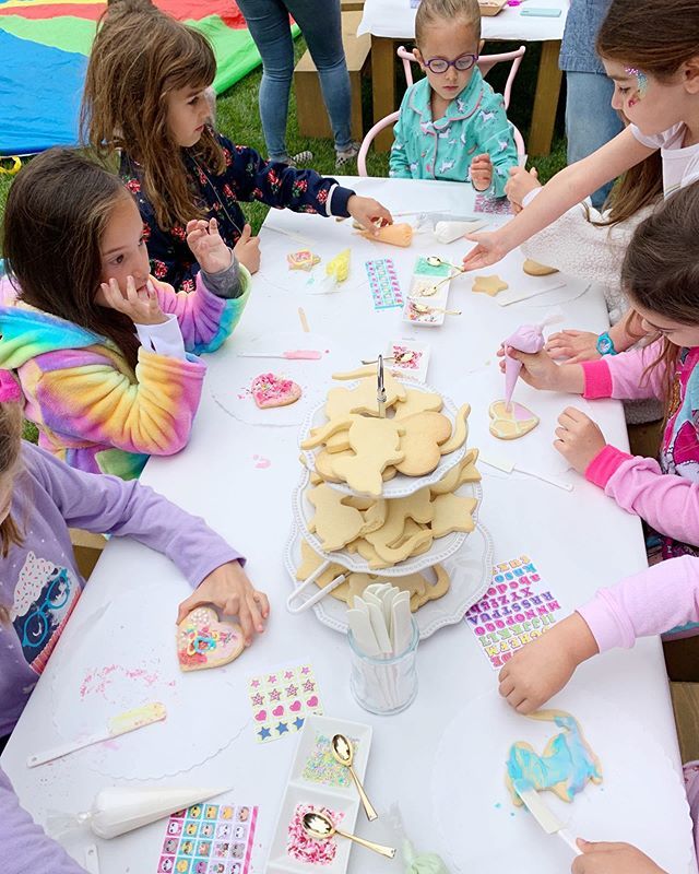 sugarcraftLA's tweet photo. Happy Friday!!✨Interested in having a #sugarcraftparty? 🤤 Our handmade, small-batch, from-scratch baked goods aren’t just for decorating and tossing—they actually TASTE good! 👩🏻‍🍳👨🏽‍🍳🙌🏽Your guests will be creatively entertained AND go home with YUMMY bak… https://t.co/NIR452wZll https://t.co/HXmjWEC7AE