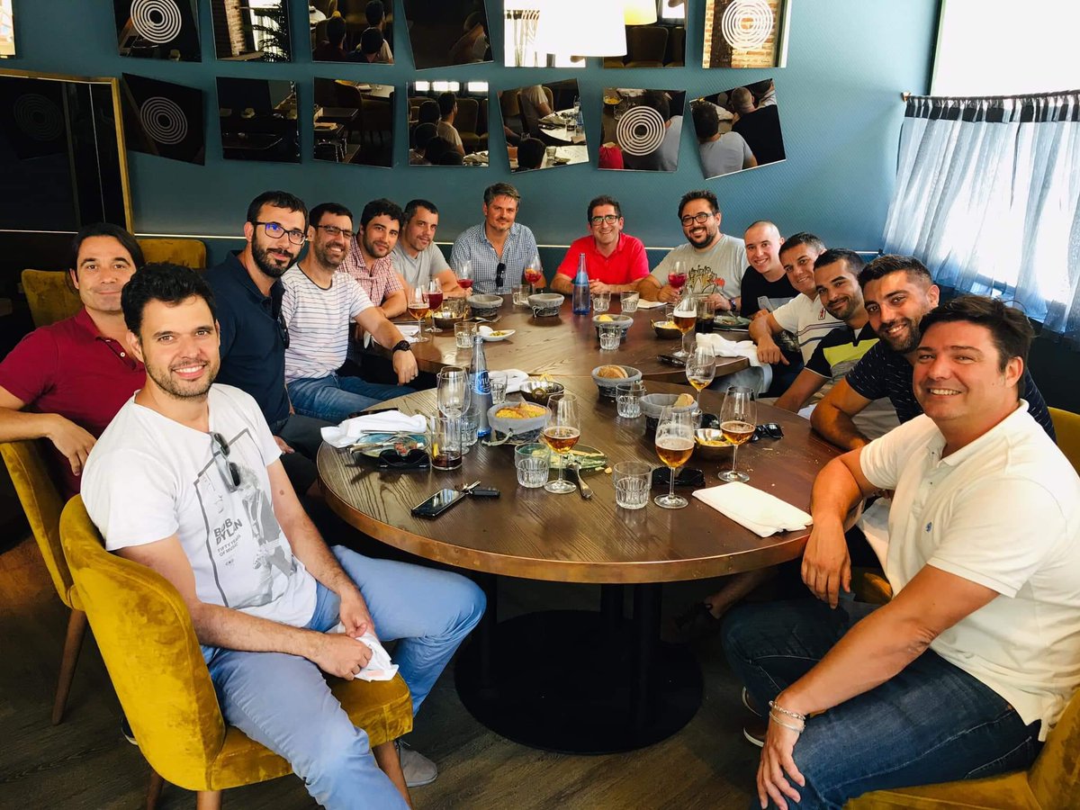 eduardomanchon's tweet photo. "Y entonces Sergey me dijo..." Historias que solo oyes en Málaga. https://t.co/XOhb8eZGaW