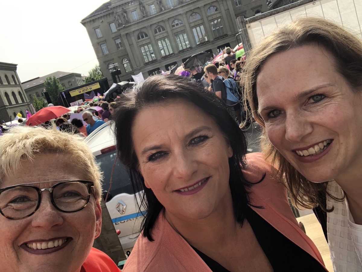 Kanton Bern (@kanton_bern) on Twitter photo Die Berner Regierungsrätinnen <a href="/eviallemann/">Evi Allemann</a>, Christine Häsler und Beatrice Simon @Bernerfinanzen am Frauenstreik auf dem Bundesplatz. Gleichstellung ist Verfassungsrecht und muss selbstverständlich werden.
#frauenstreik #14Juni Die Berner Regierungsrätinnen <a href="/eviallemann/">Evi Allemann</a>, Christine Häsler und Beatrice Simon @Bernerfinanzen am Frauenstreik auf dem Bundesplatz. Gleichstellung ist Verfassungsrecht und muss selbstverständlich werden.
#frauenstreik #14Juni