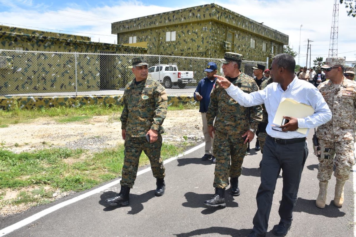 MDefensaRD's tweet photo. [DAJABÓN] : 

-El Ministro de Defensa, Teniente General Rubén Darío Paulino Sem, ERD., supervisó los trabajos regulares que se realizan desde el Puesto Interagencial de Copey, en la provincia de Dajabón.📍
#PuestoInteragencial #FFAA #MIDERD #MideTeInforma https://t.co/XON7ClbVLe