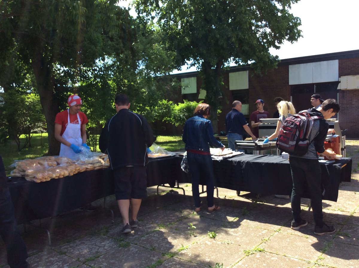 Western1970's tweet photo. @Western1970 BBQ is on!  Thanks to the kitchen staff and students! https://t.co/AFigWJEr2F