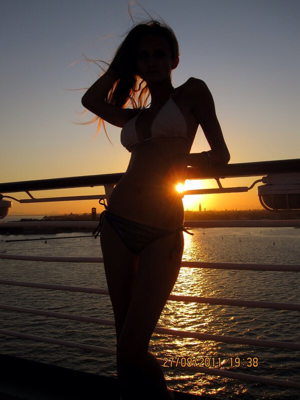 Ognuno sta solo
sul cuore della terra 
trafitto da un raggio di luce 
ed  é subito sera 
Salvatore Quasimodo
#VentagliDiParole