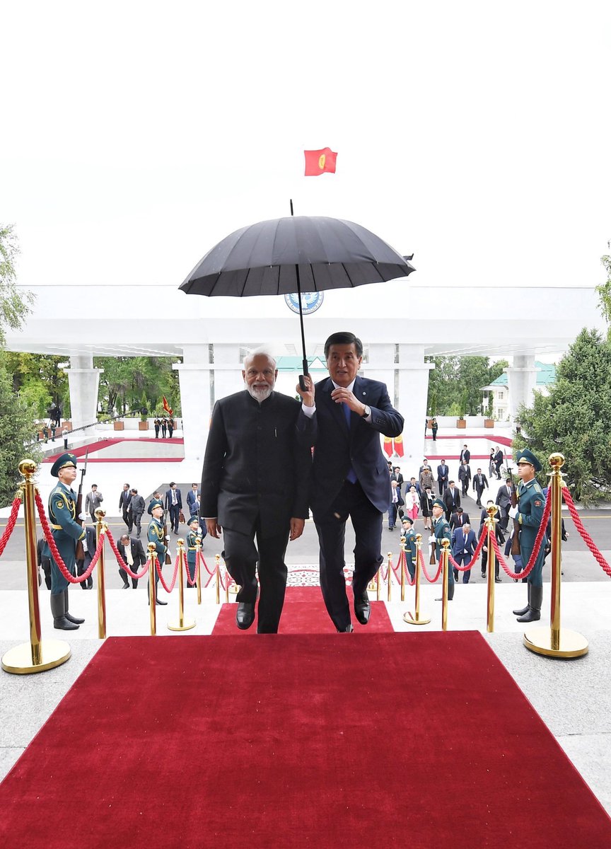 mid_aged_intern's tweet image. Yes! Indian leaders will never ever hold an umbrella #ModiAtSCOSummit