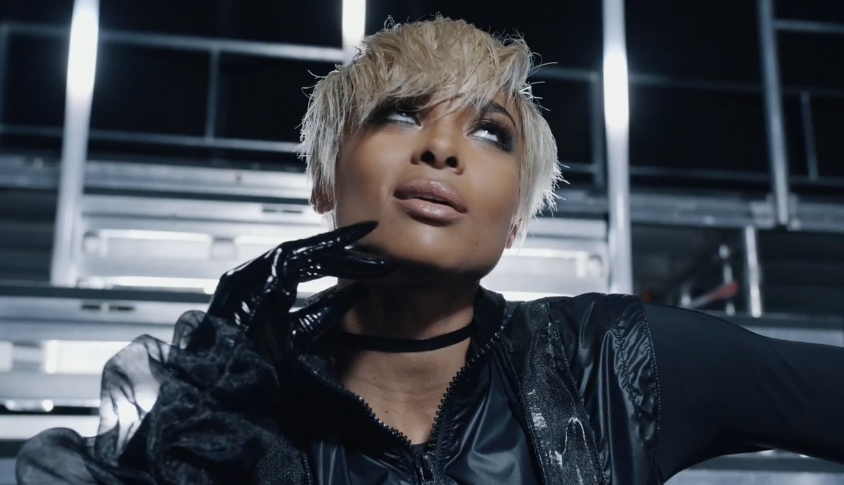 untrell92's tweet image. @ciara looks FLAWLESS and rocks her blonde pixie for the #SetVideo out NOW! 😍
#BeautyMarks