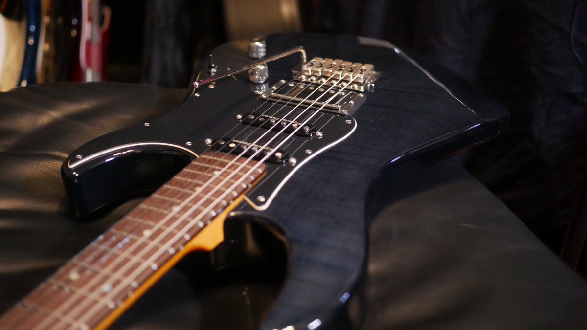 鈴木健治ギタリスト Auf Twitter これはpacifica612v Fmのトランスルーセントブラックです 光の加減で少し紺色ぽく見えますかね ブリッジが6点止めですがクリケット出来るくらい滑らかですよ 今後がっつり弾き込んで行きます