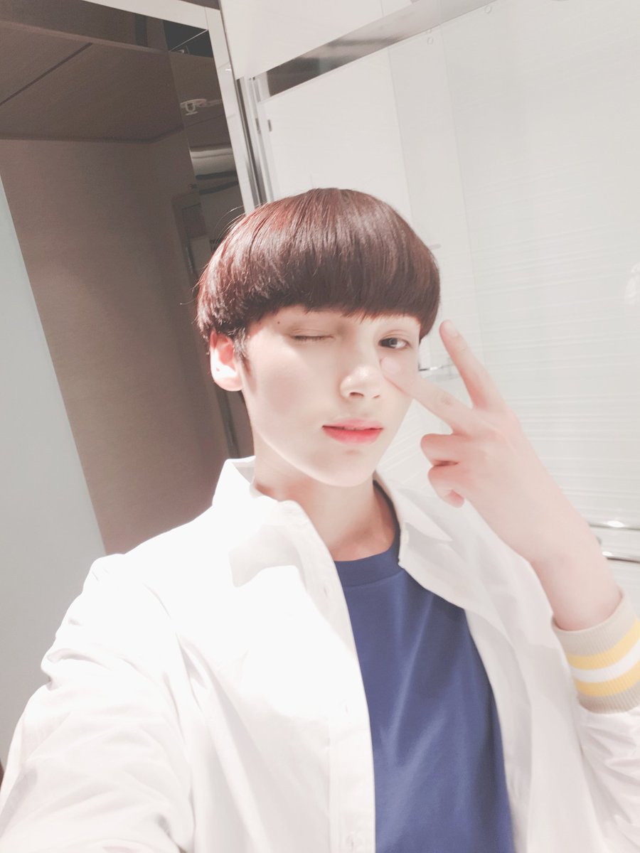 Huening35934766's tweet photo. ลูกคะ ทำไมหนูถึงชอบถ่ายชู2นิ้วหลับตาข้างละคะ😄😄😄 กลัวแม่จะไม่รักหรือยังไงงงงง😍😍

#HUENINGKAI #TOMORROW_X_TOGETHER #TXT https://t.co/HcP13xFuge