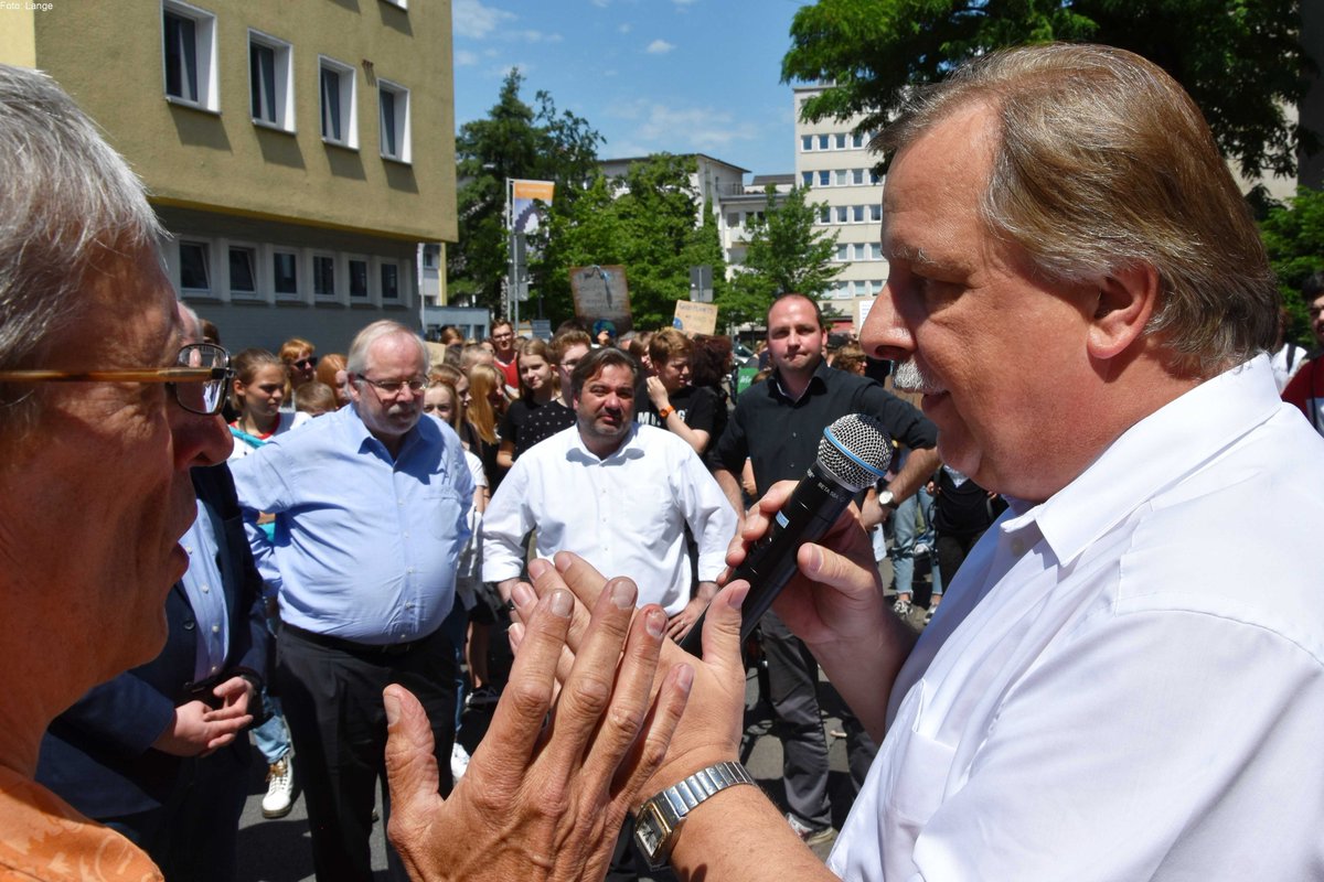 CDUBielefeld's tweet photo. Wir haben heute gerne mit @f4fbielefeld diskutiert und Fragen beantwortet. Ihr seid herzlich eingeladen weiter mit uns im Gespräch zu bleiben und Lösungen für die Probleme zu erarbeiten. CDU-Chef Rüther machte nochmal deutlich, wie wichtig der Einsatz von Jugendlichen ist. https://t.co/Lt1Wa9eTqI