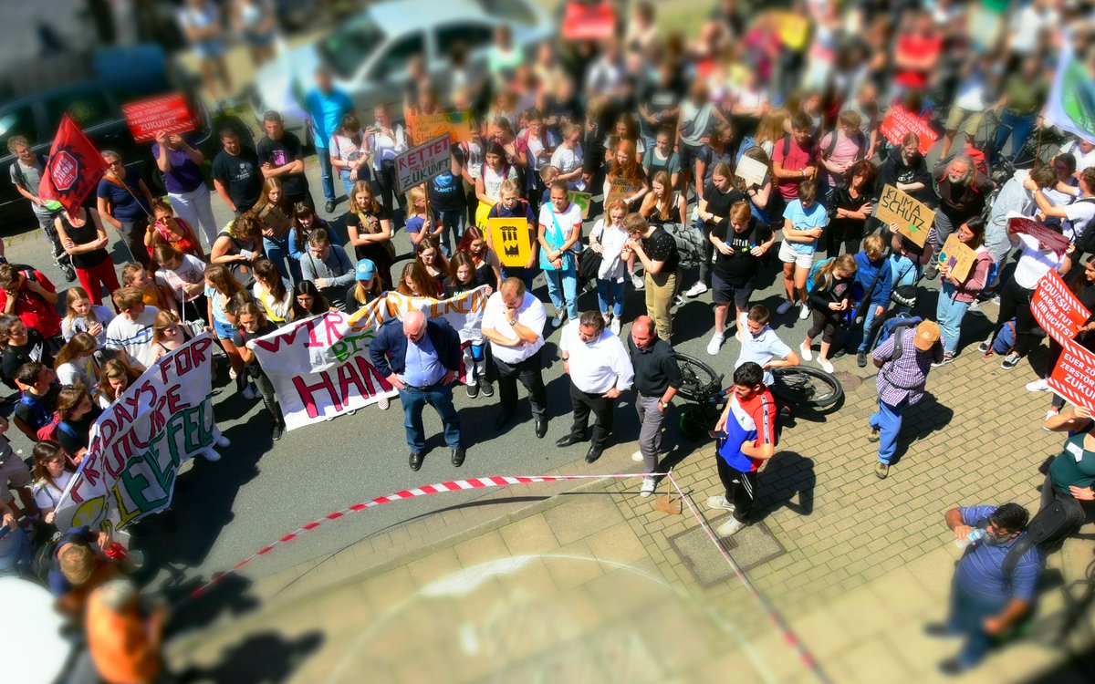 CDUBielefeld's tweet photo. Wir haben heute gerne mit @f4fbielefeld diskutiert und Fragen beantwortet. Ihr seid herzlich eingeladen weiter mit uns im Gespräch zu bleiben und Lösungen für die Probleme zu erarbeiten. CDU-Chef Rüther machte nochmal deutlich, wie wichtig der Einsatz von Jugendlichen ist. https://t.co/Lt1Wa9eTqI
