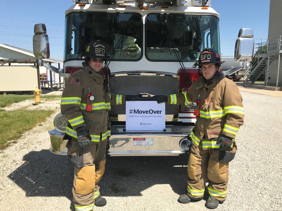 Nicor_Gas's tweet photo. Nicor Gas crews work every day to keep you safe so please help keep our first responders at the City of Bloomington Fire Department and the City of Normal Fire Department safe and #MoveOver. #NationalSafetyMonth https://t.co/pDDqjV4FTg