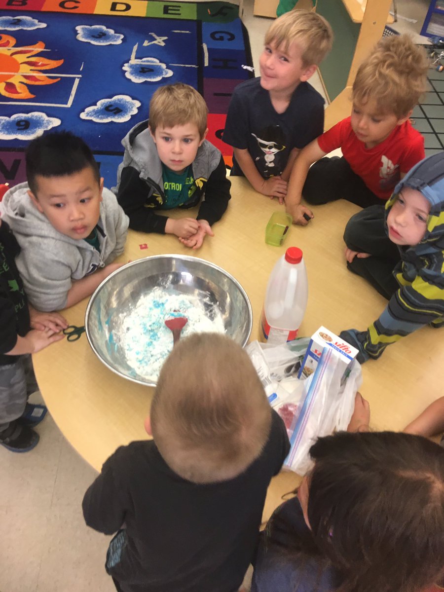 leduc_mrs's tweet photo. Having fun for art day! Creating crafts, finger painting, drawing and making playdough with sparkles. @ChantalLuff #leducluffkindies https://t.co/KU96UVLR5h