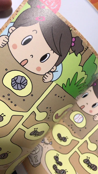 【お仕事】「親子で遊べる昆虫知育ぶっく」(朝日新聞出版)に4見開きほどまちがいさがしや虫や花を探すイラストを描いてます。本屋でお見かけの際はよろしくお願いします♪ 
