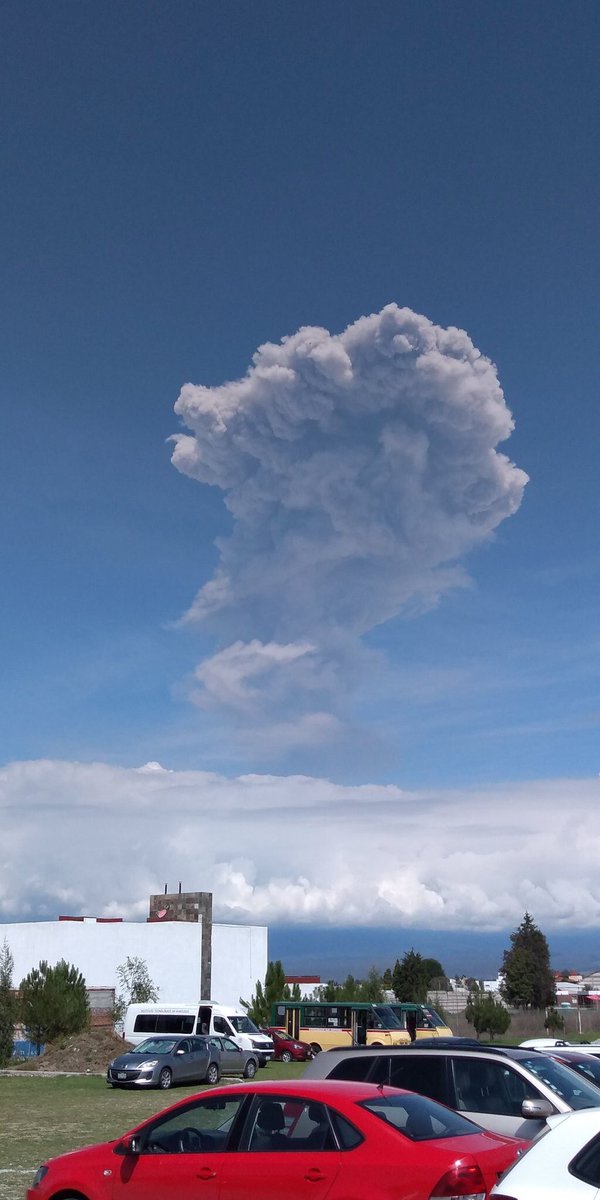 SkyAlertMx's tweet image. Fuerte explosión del #Popocatépetl a las 10:40 h. Alta columna eruptiva cercana a 5 km sobre el cráter.

Foto: @Joph137