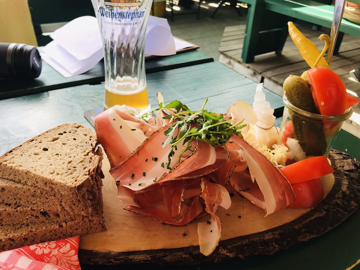 bodo1893's tweet photo. Bitte bedient Euch #Almjause #speckbrettl https://t.co/FS6DeKfjyK