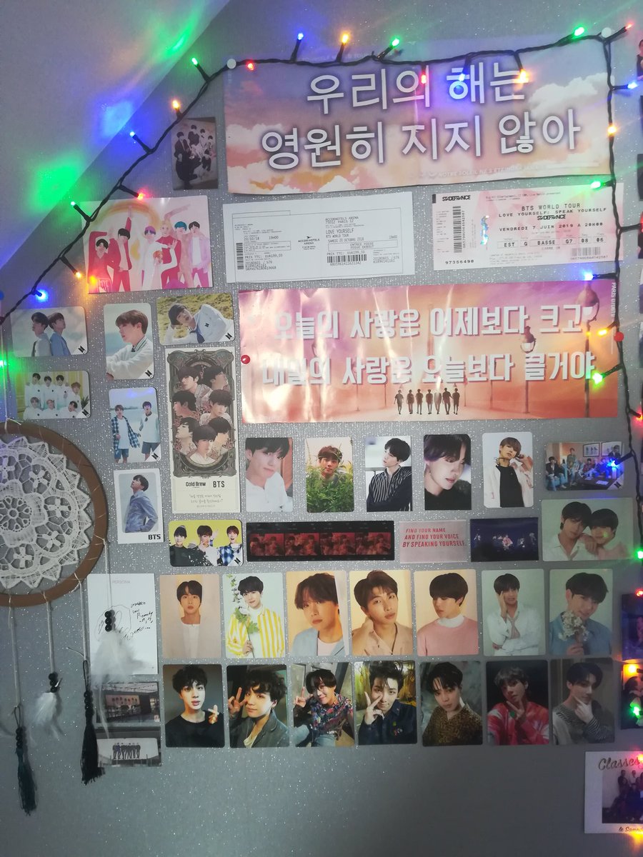Army_btskpop's tweet photo. @whatsupkookie Juste à côté de mon lit 🤗 https://t.co/3AxHXkaaHj