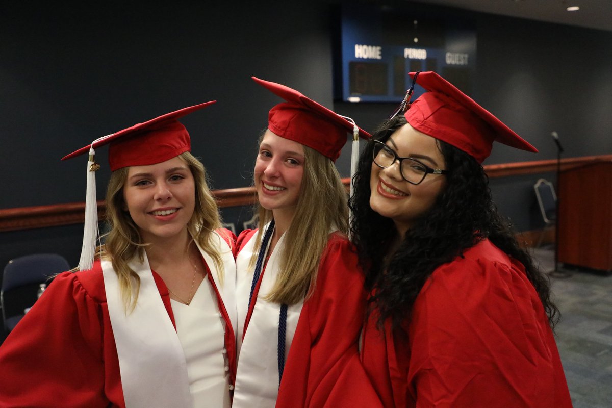 cpschoolsva's tweet photo. It's almost time for the @grassfield_hs Grizzlies to take the stage!! Congratulations! #CPSCelebrates https://t.co/YpYlFZ2Fox