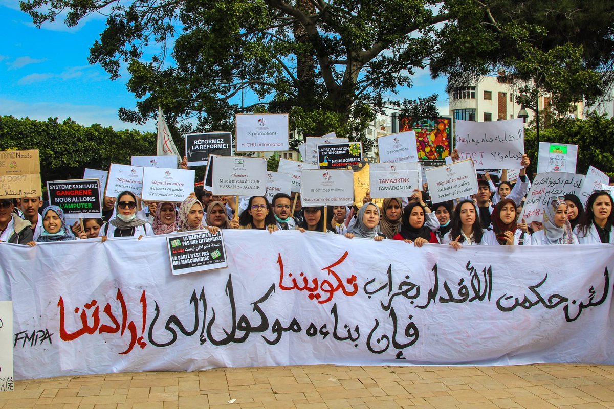 DrNElZI_97's tweet photo. Ici au Maroc 
L'oppression des pauvres pour faire briller les plus riches 
Contre la privatisation 
#DoctorsUnderOppression https://t.co/z4BWQfFoBc