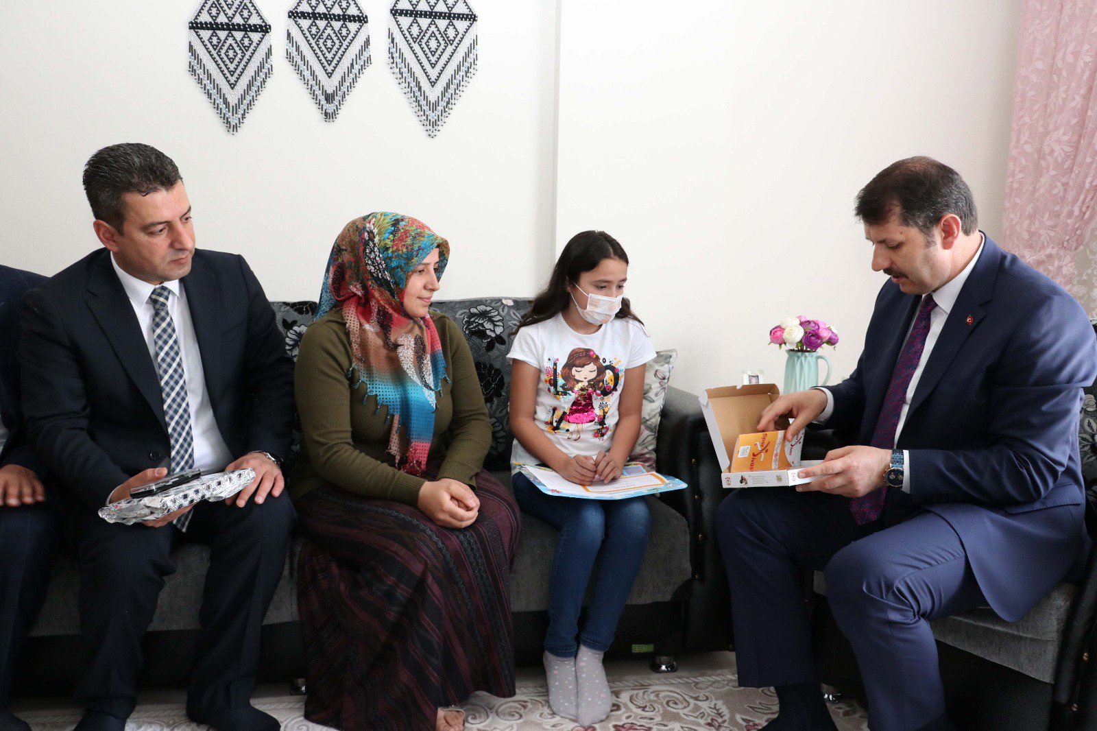 Sivas Milli Egitim Mudurlugu Auf Twitter Valimiz Salih Ayhan Rahatsizligi Dolayisiyla Evde Egitim Alan Muzaffer Sarisozen Ortaokulu 5 Sinif Ogrencisi Ulku Albayrak I Evinde Ziyaret Ederek Karnesini Takdim Etti Valisalihayhan Ebubekirsavasci