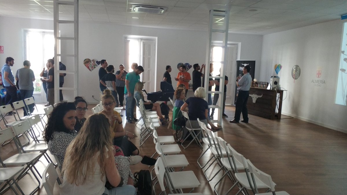 Un poquito de #networking previo a las charlas!