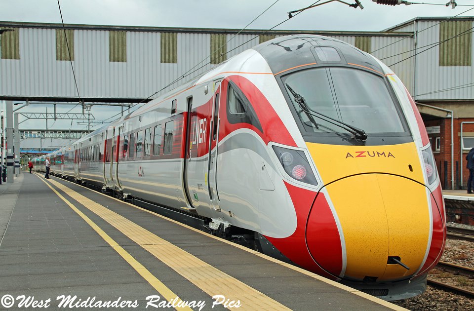 WestMidlander2's tweet image. Some snaps taken at #Peterborough on Wednesday, featuring @LNER finest! #LNER #HST #Class91 #Azuma #ECML @RailwayMagazine @rlyherald @railwaysillus @Modern_Railways @RAIL