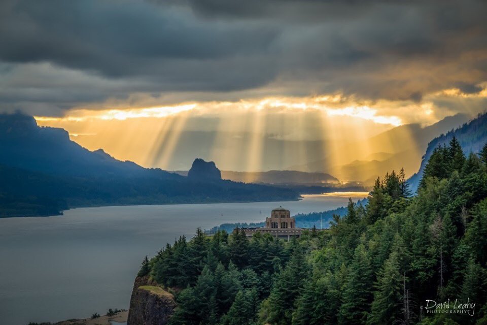 DavidLeahyPhoto's tweet photo. This morning in the Columbia River Gorge. #oregon #pdx #Portland #crownpoint #sunbeams #earthandclouds #Fox12 @MarkNelsenKPTV #ORwx #PhotographyWx #StormHour #Sunrise https://t.co/R10X78OswG